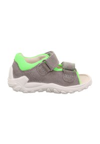 Graue Wildledersandalen mit grünen Netzakzenten, verstellbaren Riemen, offenen Zehen und einer weißen Gummisohle mit strukturiertem Profil für besseren Halt.