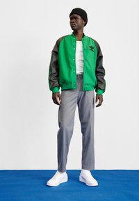 adidas Originals SST VARSITY - Bomber-jakk - green/black