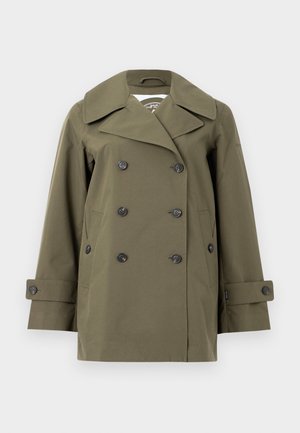 Veste croisée vert olive avec larges revers, pattes de manches boutonnées et poches avant sur un fond clair.