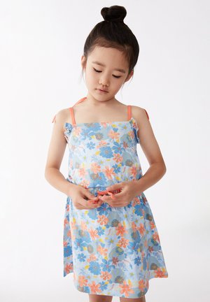 Vestido floral con un fondo azul claro, adornado con flores naranjas y amarillas, tirantes fruncidos y un detalle de lazo en la cintura.