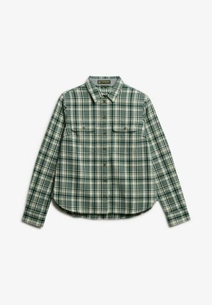 Zielono-biała koszula w kratę z długim rękawem, z zapięciem na guziki, z dwiema kieszeniami na piersi i kołnierzykiem, ułożona na płasko na białym tle.