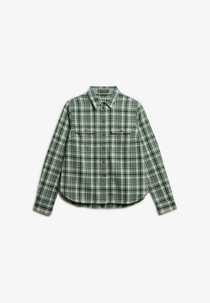 Zielono-biała koszula w kratę z długim rękawem, z zapięciem na guziki, z dwiema kieszeniami na piersi i kołnierzykiem, ułożona na płasko na białym tle.