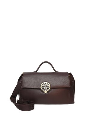 Borsa a mano in pelle marrone scuro con una struttura rigida, manico superiore e tracolla regolabile. Presenta un logo dorato sulla parte anteriore.