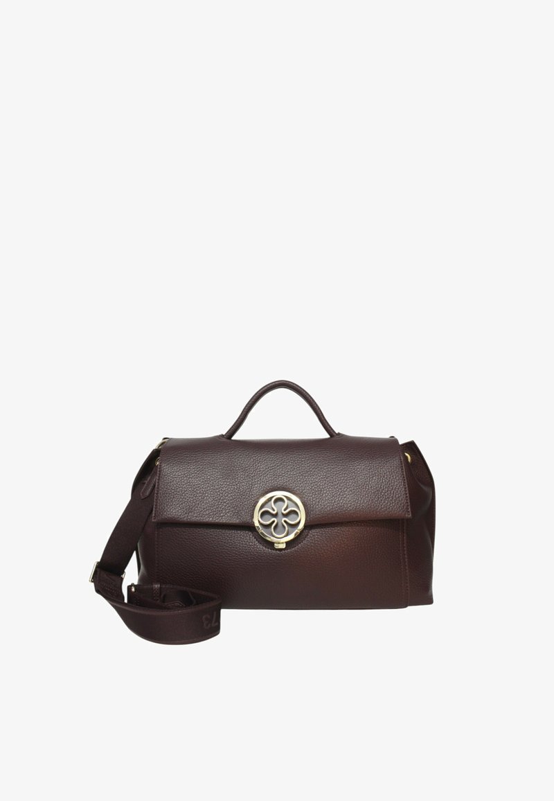 Borsa a mano in pelle marrone scuro con una struttura rigida, manico superiore e tracolla regolabile. Presenta un logo dorato sulla parte anteriore.