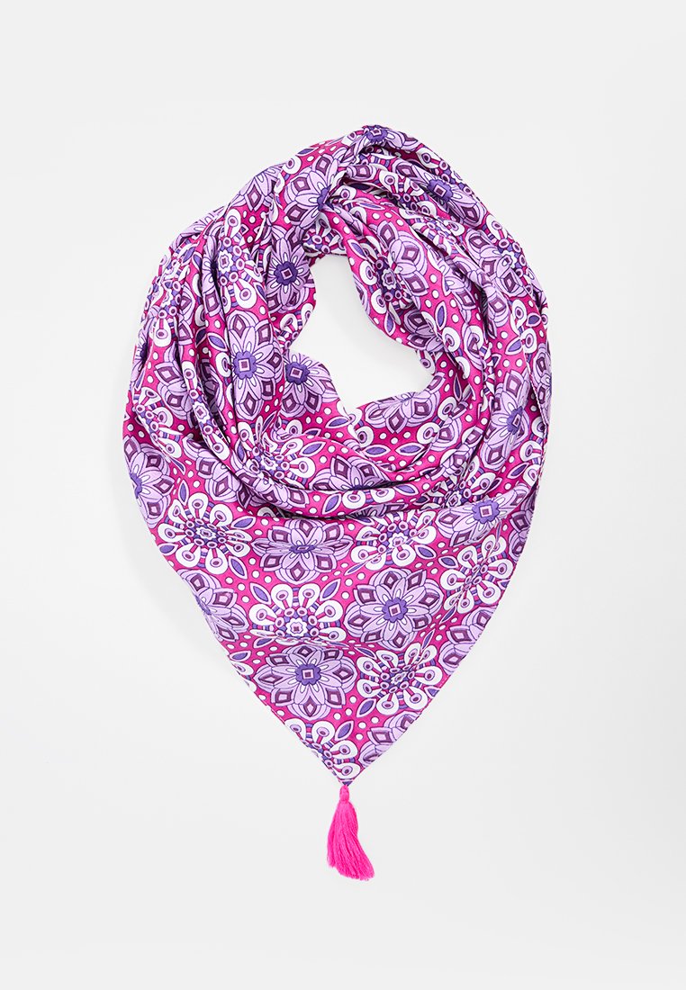 Écharpe légère de forme triangulaire, avec un motif violet et rose, ornée de fleurs et d'un détail à frange rose à un coin.