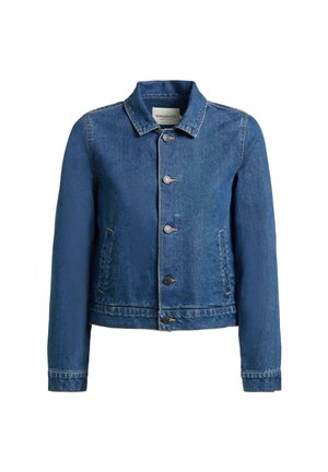 Giacca di jeans blu con maniche lunghe, chiusura frontale con bottoni, colletto appuntito e due tasche ai lati.