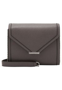 Borsa a tracolla in pelle grigia con texture, con una patta geometrica, accessori in metallo argentato e una tracolla rimovibile. Presenta decorazioni con perline.