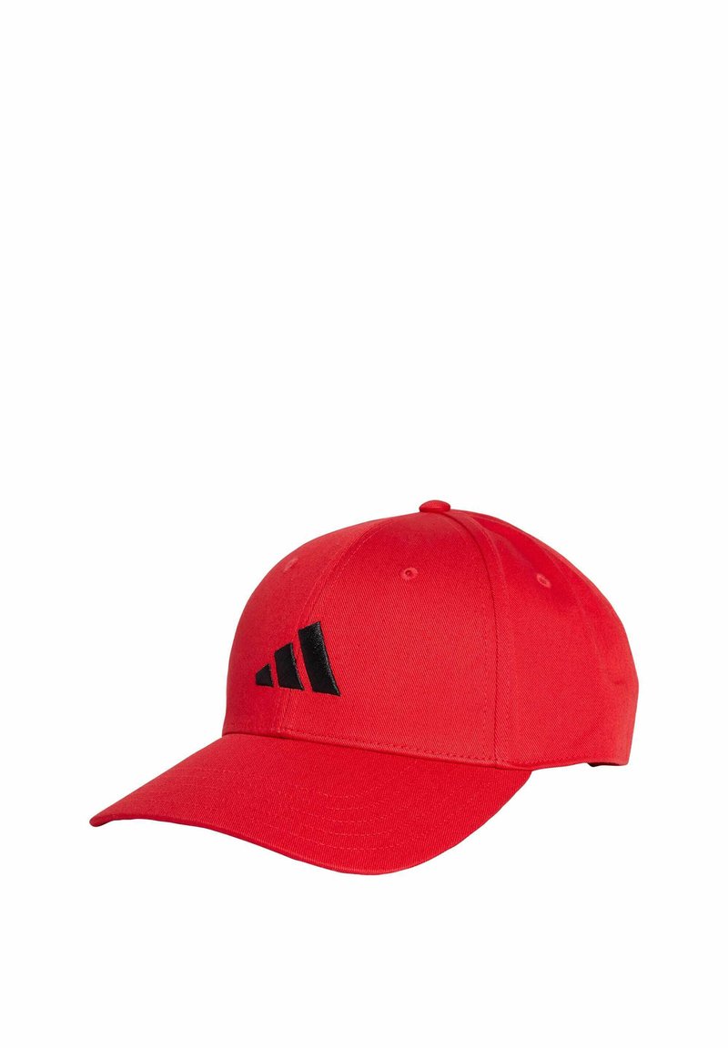 Cappellino da baseball rosso in cotone con visiera curva e design del logo a tre strisce nere sul davanti. Occhielli rinforzati per ventilazione.