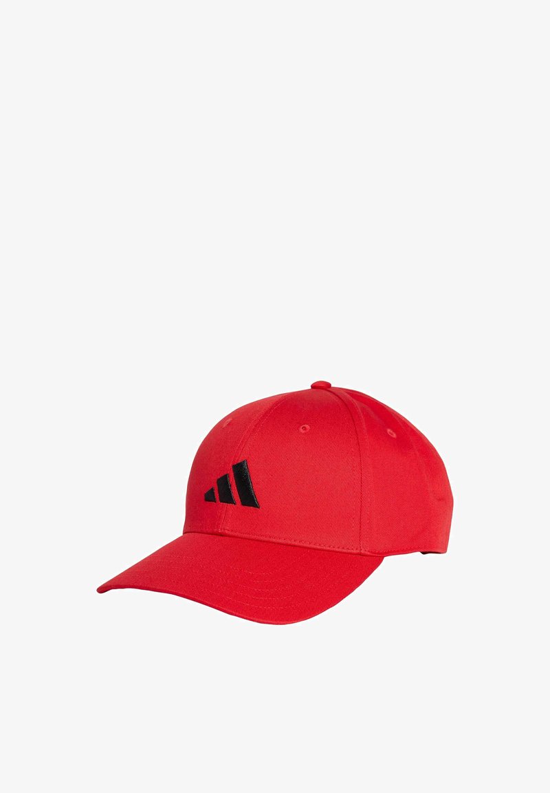 Gorra de béisbol de algodón roja con visera curvada y diseño de logotipo de tres rayas negras en la parte frontal. Ojetes reforzados para ventilación.