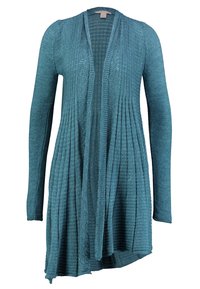 Turkosa stickad kofta med långa ärmar, öppen front och ribbad textur. Har vertikala veck och en asymmetrisk fåll.
