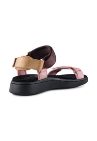 Öppna sandaler med rosa och bruna remmar, ett vadderat ankband och en texturerad svart gummisula.