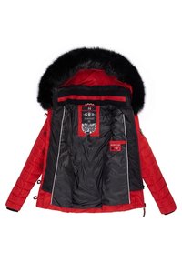 Giacca trapuntata rossa con cappuccio foderato in pelliccia sintetica, fodera interna nera e numerose tasche interne. Presenta dettagli di branding e contrasti.
