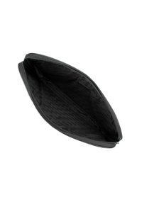 Clutch nera con zip e una superficie liscia. L'interno presenta un motivo a logo ripetuto su uno sfondo scuro. Forma piatta e rettangolare.