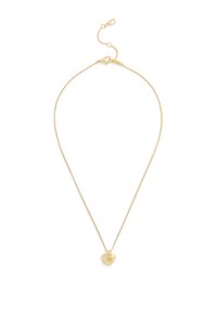 Guld kæde med en hjerteformet vedhæng, der har et lille logo. Glat overflade, delikat kæde design og justerbar lås.