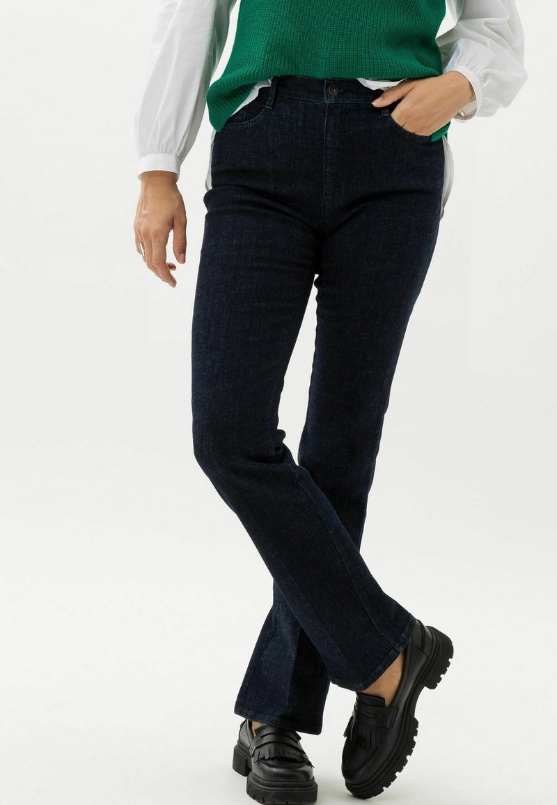 BRAX Vaqueros bootcut - dark-blue denim