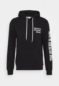 Sudadera con capucha negra hecha de algodón. Presenta texto blanco "RECICLA REPIENSA REUTILIZA" en el pecho y "EL NUEVO ESTÁNDAR" en la manga. Bolsillo frontal.