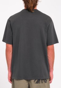Donkergrijze katoenen T-shirt met een ontspannen pasvorm, korte mouwen en een ronde hals, met een eenvoudige uitstraling en minimalistische textuur.