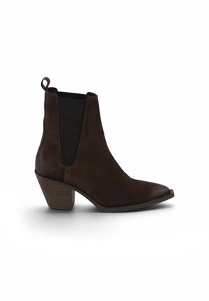Bota botín de ante marrón oscuro con puntera puntiaguda, tacón apilado, paneles laterales elásticos y tira para tirar en la parte trasera.