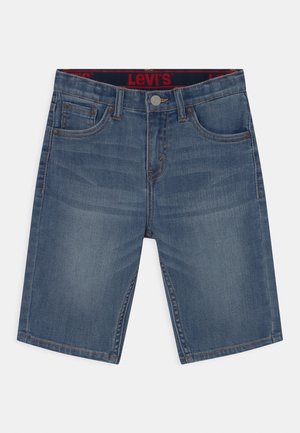 Shorts en denim bleu moyen avec une texture lisse, un design à cinq poches et une ceinture arborant la marque rouge Levi's.