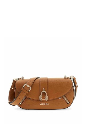Sac bandoulière Guess en cuir marron avec sangle ajustable, rabat avant avec verrou logo G doré et deux détails zippés en diagonale.