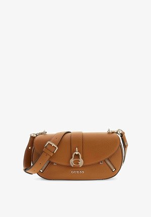 Sac bandoulière Guess en cuir marron avec sangle ajustable, rabat avant avec verrou logo G doré et deux détails zippés en diagonale.
