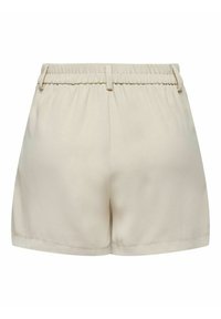 Pantalones cortos beige con cinturilla elástica y trabillas para cinturón. Tejido suave y liso con corte recto y acabado en el dobladillo. Diseño sencillo y minimalista.