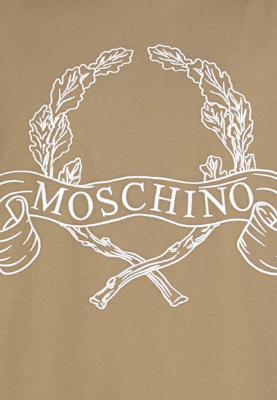Tessuto di cotone beige caratterizzato da ricami bianchi di foglie di alloro e un nastro con il testo "MOSCHINO", insieme a rami incrociati e corna.