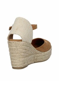 Sandalia de cuña con la parte delantera de ante marrón, parte trasera a cuadros beige y tacón de yute trenzado. Cuenta con una correa al tobillo y un diseño de talón abierto.