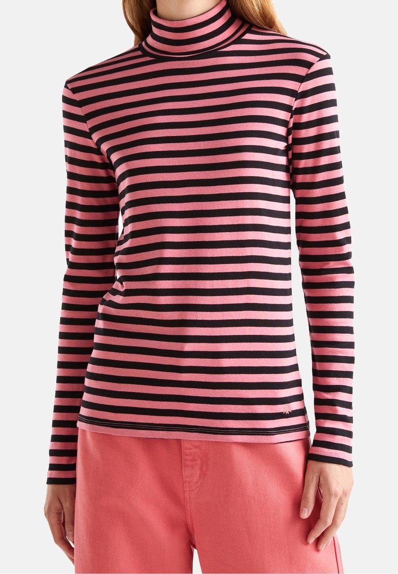 Långärmad polotröja med växlande rosa och svarta horisontella ränder, tillverkad av mjukt tyg med en figurnära design.