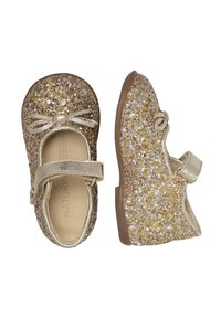 Złote buty brokatowe z okrągłym noskiem i płaską podeszwą, z dekoracyjną kokardą i regulowanym paskiem. Lśniący brokat pokrywa całą powierzchnię.