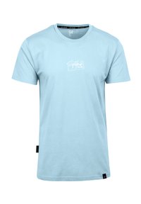 Himmelblaues Baumwoll-T-Shirt mit Rundhalsausschnitt. Enthält ein weißes Logo-Graphic auf der Vorderseite und ein kleines schwarzes Etikett am Saum.