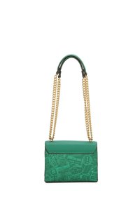Borsa a tracolla in pelle verde con design a rilievo di timbri da viaggio, tracolla in catena dorata e forma rettangolare strutturata. Texture liscia con chiusura a pattina.
