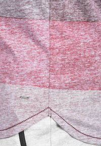 Bomulds T-shirt med lyserøde og grå vandrette striber, med en afrundet kant og et lille mærke med teksten "ISOLDD" nær den nederste søm.