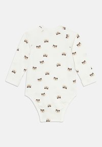 Body per neonati a maniche lunghe in morbido tessuto bianco, con un motivo ripetuto di facce di procioni in toni di marrone e beige.
