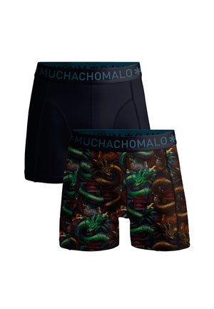Twee paar mannenboxershorts: de ene is effen marineblauw met een merkband, de andere heeft een kleurrijk drakenpatroon op een donkere achtergrond.