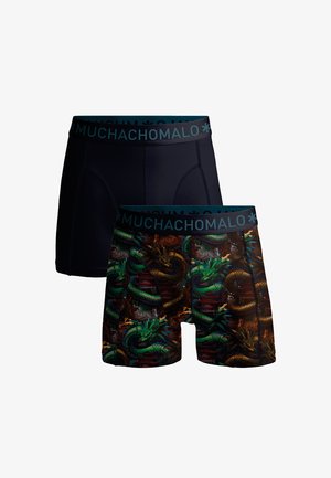 Dva para muških bokserica: jedan u tamnoplavoj boji bez uzorka s brendiranim pojasom, a drugi s šarenim uzorkom zmaja na tamnoj pozadini.