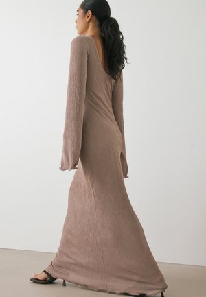 NA-KD DEEP BACK PLEATED - Maxi dress - taupe