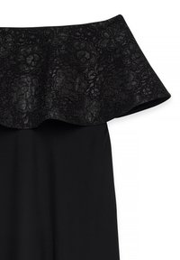 Čierne šaty s odhalenými plecami, s kvetinovou čipkovou korpusom a hladkou, priliehavou sukňou. Textúra je jemná s subtílnym leskom a zložitými detailmi.