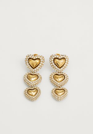Ohrringe in Goldoptik in Herzform bestehen aus drei übereinander gestapelten Herzen, die jeweils mit klaren Strasssteinen verziert sind und ein poliertes Zentrum hervorheben.