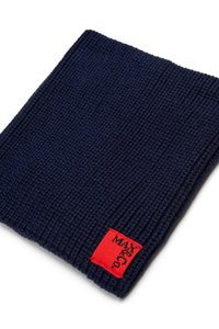 Écharpe en tricot bleu marine avec texture côtelée, ornée d'une étiquette de marque rouge dans le coin. Design simple, matériau chaud, forme rectangulaire.