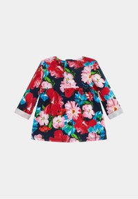 Blumenkleid mit langen Ärmeln, marineblauem Hintergrund, lebhaften pinken, roten und blauen Blumen, Knopfverschluss hinten, weiche Baumwolltextur.