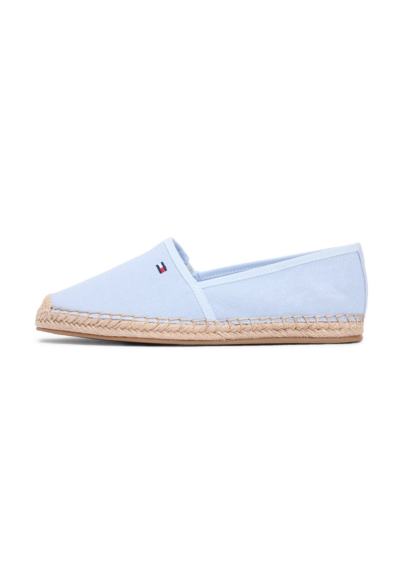Espadrille en toile bleu clair avec une semelle en jute tressé et un petit logo sur le côté. Caractérisée par un bout fermé et un design à enfiler.