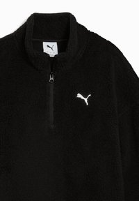 Pullover in pile nero con collo a zip a un quarto. Presenta un piccolo logo bianco Puma sul lato sinistro del petto e un tessuto morbido e testurizzato.
