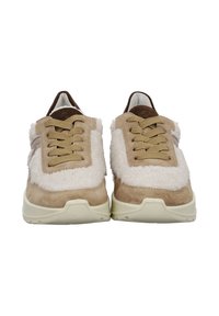 Beige Sport-Sneaker mit strukturiertem, flauschigem Obermaterial, Wildlederakzenten und flachen Schnürsenkeln, ausgestattet mit einer leichten Sohle und einem dezenten Seitenmuster.