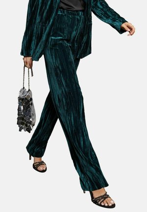 Friends Like These, CRUSHED VELVET TAILORED ANKLE GRAZER TROUSER - Bukser - green