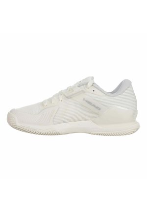 Weißer niedriger Sportschuh mit strukturierter Sohle, Mesh-Obermaterial, Schnürverschluss und verstärkten Fersen- und Zehenbereichen, von der Seite sichtbar.
