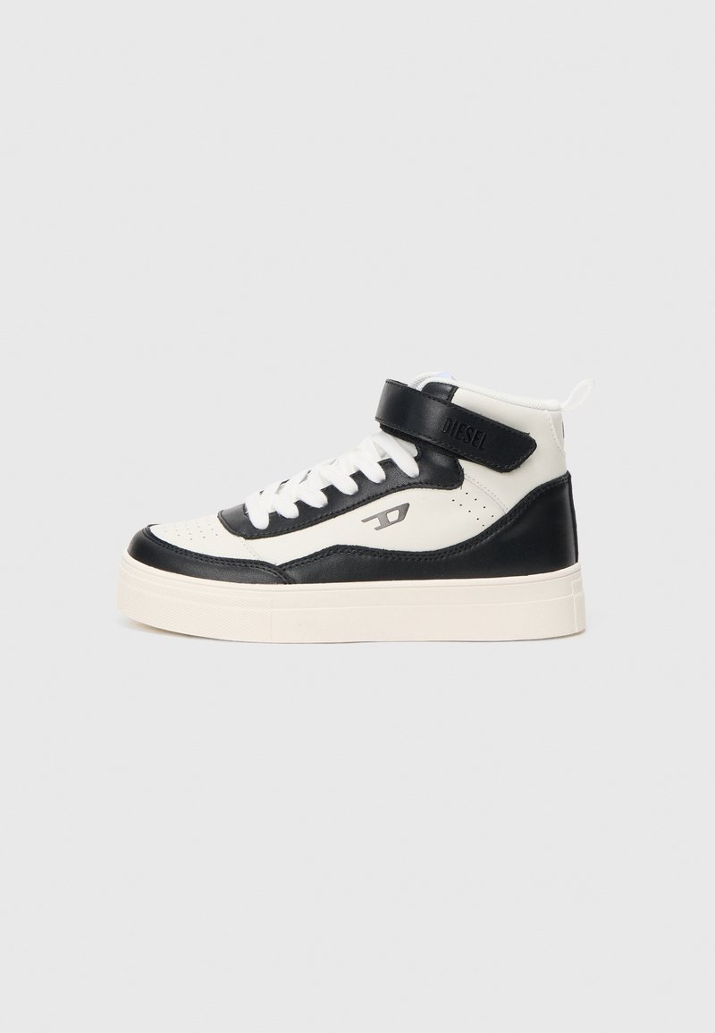 Fekete-fehér magas szárú sneaker fűzővel, tépőzárral, vastag krémszínű talppal, és Diesel logóval a tépőzáron és az oldalon.