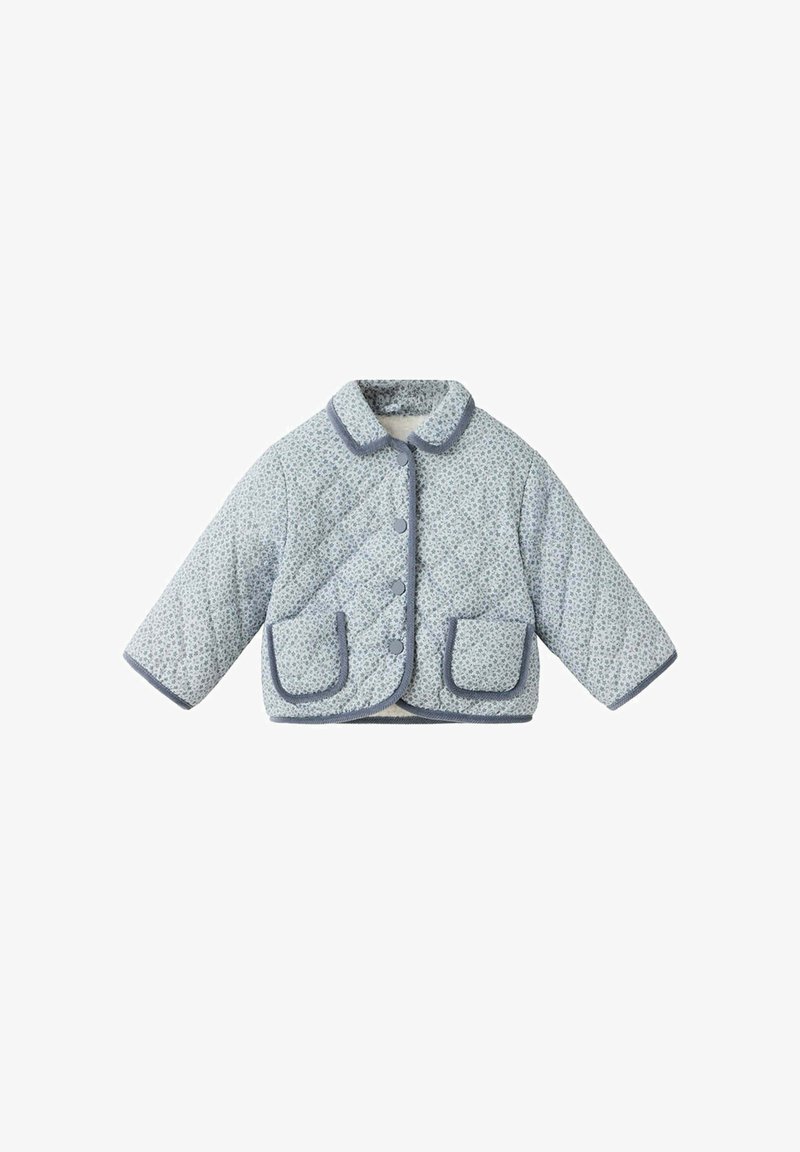 Veste matelassée bleu clair pour tout-petit avec un petit motif floral, bordure bleue, boutons sur le devant, deux poches avant et col arrondi.