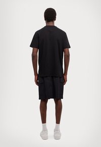 Armani Exchange Marškinėliai su spaudiniu - black/cabernet
