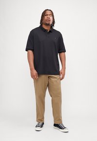 Tommy Hilfiger LIQUID ESSENTIAL  - Polo shirt - black